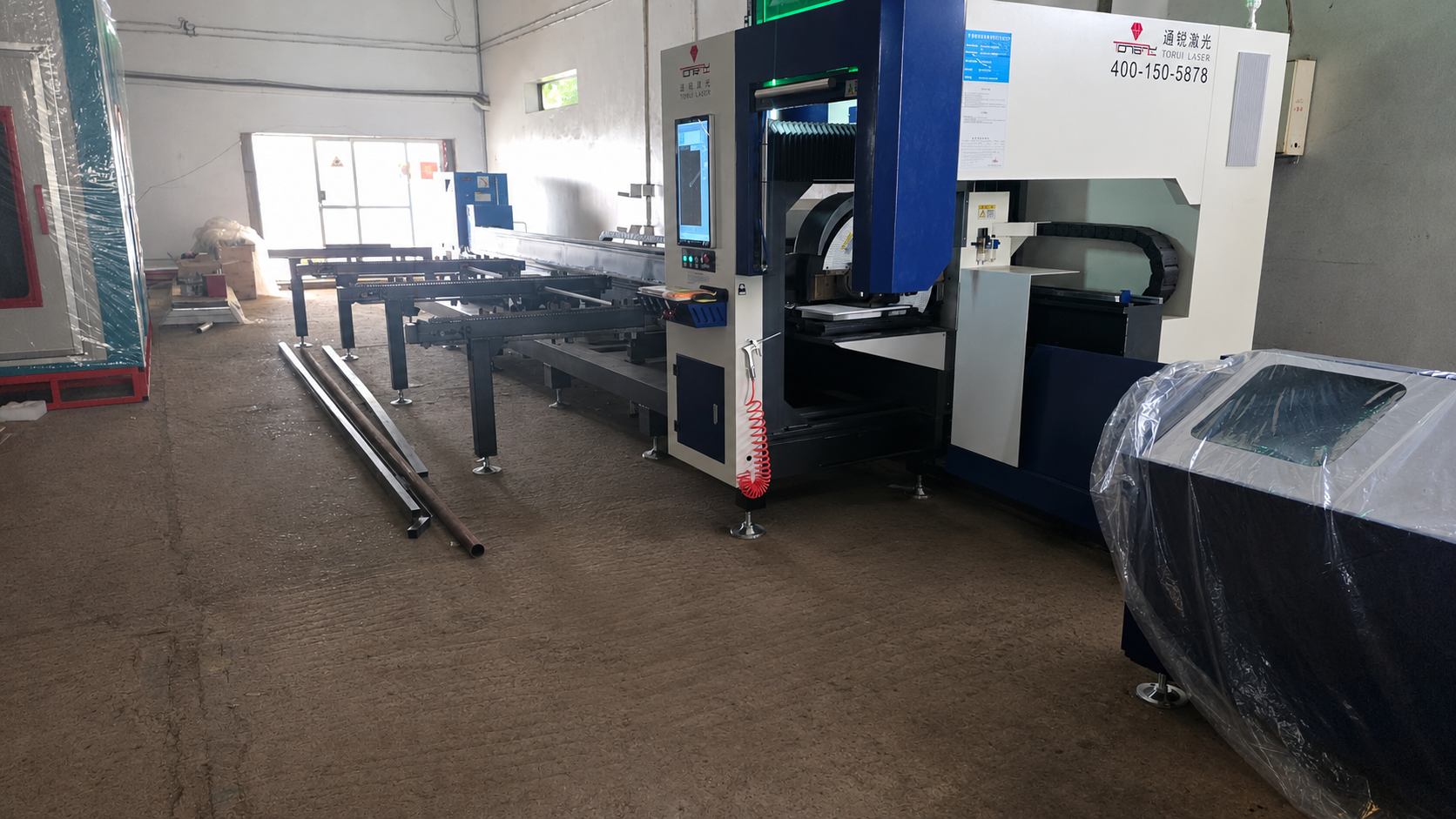 Machine de découpe laser industrielle Tongry Laser en fonctionnement dans un atelier au Maroc